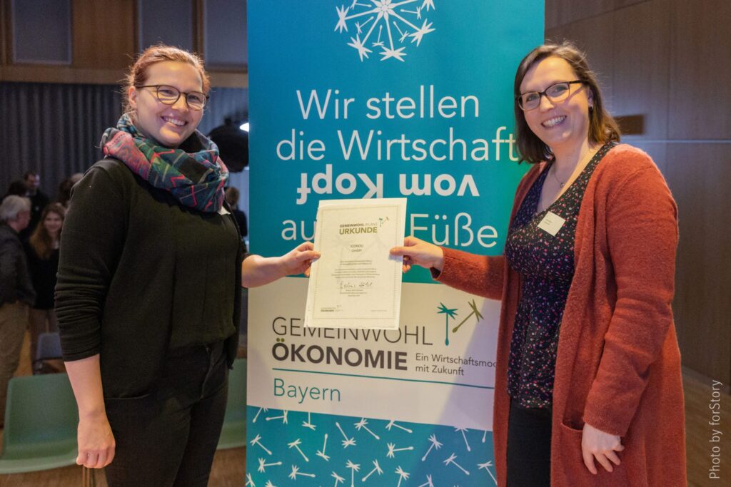 Foto, Barbara Holzner und Carina Heyer präsentieren die Urkunde der Gemeinwohlbilanzierung der iCONDU GmbH