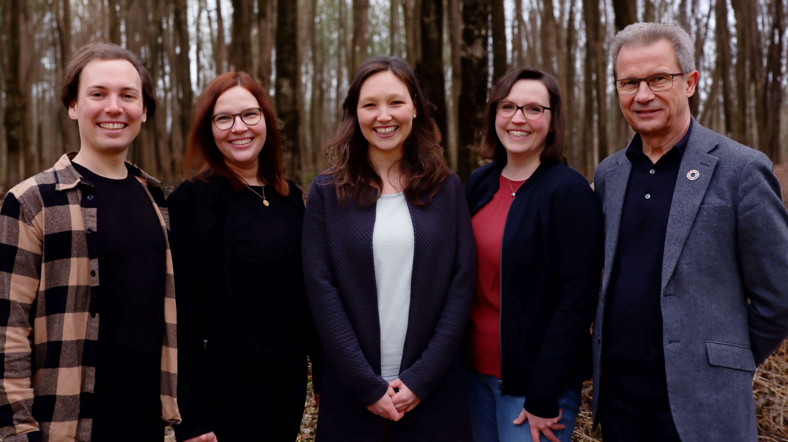 Ein Teamfoto. Zu sehen sind (links nach rechts): Ntimi Schnütgen, Barbara Holzner, Johanna Rasch, Carina Heyer, Michael Holzner